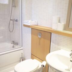 Отель Dreamhouse Apartments Edinburgh City Centre Великобритания, Эдинбург - отзывы, цены и фото номеров - забронировать отель Dreamhouse Apartments Edinburgh City Centre онлайн ванная фото 2