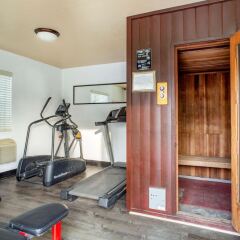 Отель Quality Inn фитнесс-зал фото 3