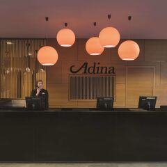 Adina Apartment Hotel Berlin Hackescher Markt интерьер отеля