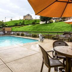 Отель Clarion Inn Chattanooga США, Чаттануга - отзывы, цены и фото номеров - забронировать отель Clarion Inn Chattanooga онлайн бассейн фото 2