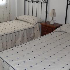 Отель Apartamentos Habitat Zona Media комната для гостей