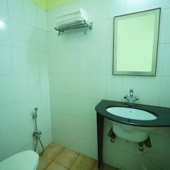 OYO 6449 Hotel Satlaj ванная