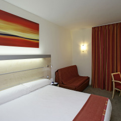 Отель B&B Hotel Madrid Aeropuerto T1 T2 T3 Испания, Мадрид - 8 отзывов об отеле, цены и фото номеров - забронировать отель B&B Hotel Madrid Aeropuerto T1 T2 T3 онлайн комната для гостей фото 3