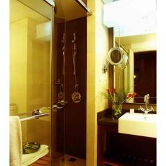 Отель Amwaj Rotana - Jumeirah Beach Residence сейф в номере