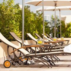 Movenpick Hotel Apartments Al Mamzar Dubai бассейн
