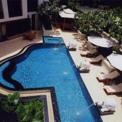 Апартаменты Gardengrove Suites Serviced Apartment Бангкок бассейн