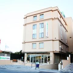 Отель Holiday Inn Express Istanbul-Altunizade вид на фасад