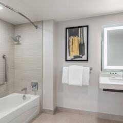 Отель Delta Hotels by Marriott Vancouver Downtown Suites Канада, Ванкувер - отзывы, цены и фото номеров - забронировать отель Delta Hotels by Marriott Vancouver Downtown Suites онлайн ванная фото 2
