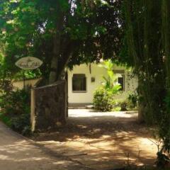 Отель French Lotus Unawatuna Guest House Унаватуна парковка