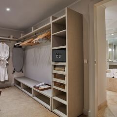 Отель Hyatt Regency Belgrade сейф в номере