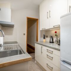 Отель Charming Victorian Cottage в номере