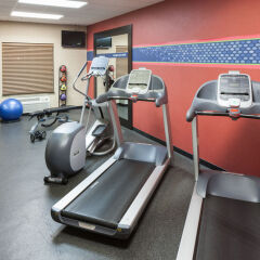 Отель Hampton Inn & Suites Tulare фитнесс-зал
