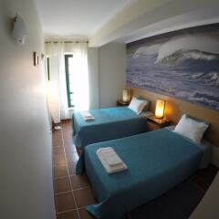 Supertubos Beach Hostel сейф в номере
