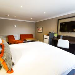 DoubleTree by Hilton London - Ealing Hotel удобства в номере фото 2