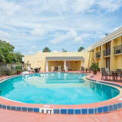 Отель Days Inn Neptune Beach бассейн
