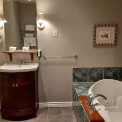 Отель Auberge Le jardin dAntoine Канада, Монреаль - отзывы, цены и фото номеров - забронировать отель Auberge Le jardin dAntoine онлайн ванная фото 2