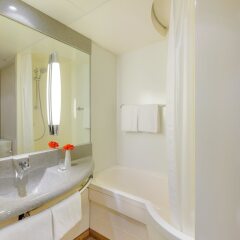 Отель Mercure Airport Hotel Berlin Tegel Германия, Берлин - 4 отзыва об отеле, цены и фото номеров - забронировать отель Mercure Airport Hotel Berlin Tegel онлайн ванная