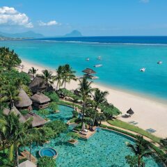 Отель La Pirogue A Sun Resort пляж