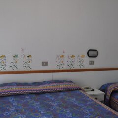 Hotel Mondial Римини сейф в номере