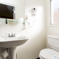Отель Coral Sands Motel Лос-Анджелес ванная фото 2