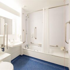 Отель Travelodge Manchester Sportcity Великобритания, Манчестер - отзывы, цены и фото номеров - забронировать отель Travelodge Manchester Sportcity онлайн ванная