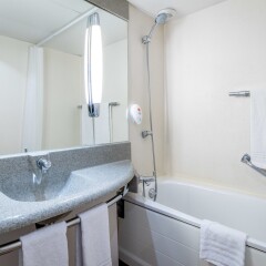 Отель Leonardo Hotel Brugge Бельгия, Брюгге - 2 отзыва об отеле, цены и фото номеров - забронировать отель Leonardo Hotel Brugge онлайн ванная фото 2