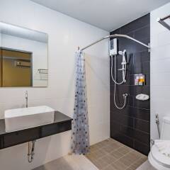 Отель Phuket Marine Poshtel Таиланд, Бухта Чалонг - отзывы, цены и фото номеров - забронировать отель Phuket Marine Poshtel онлайн ванная фото 2