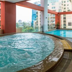 Отель Bandara Suites Silom Bangkok бассейн