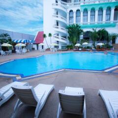 Отель Grand Sole Pattaya Beach Hotel Таиланд, Паттайя - отзывы, цены и фото номеров - забронировать отель Grand Sole Pattaya Beach Hotel онлайн бассейн
