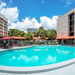 Отель Red Roof Inn PLUS+ Miami Airport бассейн фото 3
