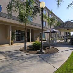 Отель Charter Inn and Suites фото 4