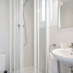 Апартаменты Habitat Apartments Beach Studio Барселона ванная