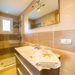 Отель Agi Drugstore Apartments Испания, Курорт Росес - отзывы, цены и фото номеров - забронировать отель Agi Drugstore Apartments онлайн ванная