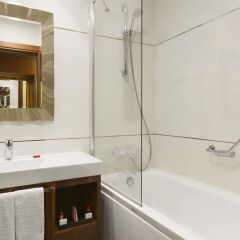Ramada Hotel & Suites Atakoy Турция, Стамбул - 1 отзыв об отеле, цены и фото номеров - забронировать отель Ramada Hotel & Suites Atakoy онлайн ванная фото 2