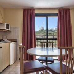 Отель Luna Holiday Complex Меллиха в номере фото 2
