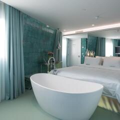 Отель WC by The Beautique Hotels сейф в номере