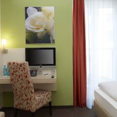 H+ Hotel München сейф в номере