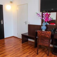 Hotel Falcon Plaza Centre сейф в номере