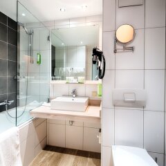 Отель Holiday Inn München Süd Германия, Мюнхен - 13 отзывов об отеле, цены и фото номеров - забронировать отель Holiday Inn München Süd онлайн ванная фото 2