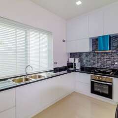 Отель Chalong Hill Tropical Garden Homes в номере фото 2