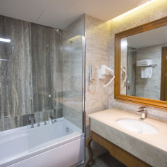 Отель Wyndham Batumi Грузия, Батуми - 1 отзыв об отеле, цены и фото номеров - забронировать отель Wyndham Batumi онлайн ванная