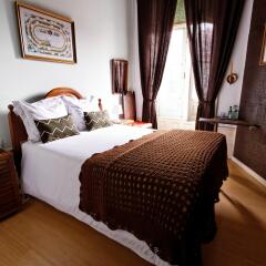 Отель Álvares Cabral Guest House сейф в номере