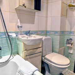 Гостиница Lux Mukomolnyij Apartments в Москве отзывы, цены и фото номеров - забронировать гостиницу Lux Mukomolnyij Apartments онлайн Москва ванная