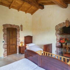 Отель Farmhouse Located in the Beautiful Aulla in Northern Tuscany Аулла комната для гостей