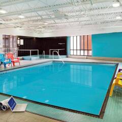 Отель The Novotel Toronto Centre Канада, Торонто - отзывы, цены и фото номеров - забронировать отель The Novotel Toronto Centre онлайн бассейн фото 2