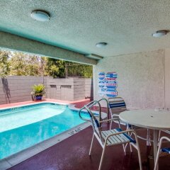 Отель Motel 6 Van Nuys Лос-Анджелес бассейн фото 2