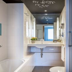 Отель Novotel Barcelona Cornella Испания, Корнелья-де-Льобрегат - отзывы, цены и фото номеров - забронировать отель Novotel Barcelona Cornella онлайн ванная фото 2