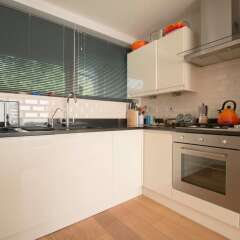 Отель Chic 2 Bedroom Garden House in Dalston в номере