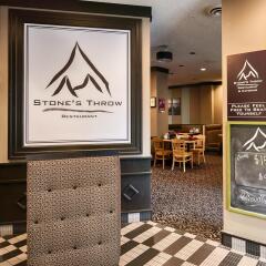Отель BEST WESTERN PLUS Carlton Plaza Hotel Канада, Виктория - отзывы, цены и фото номеров - забронировать отель BEST WESTERN PLUS Carlton Plaza Hotel онлайн гостиничный бар