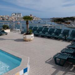 Отель Blubay Apartments by ST Hotel Мальта, Гзира - отзывы, цены и фото номеров - забронировать отель Blubay Apartments by ST Hotel онлайн бассейн